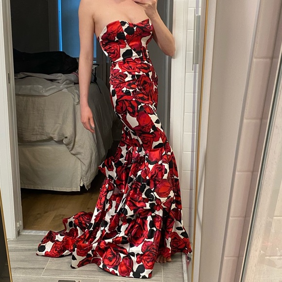 Michael Costello Gown 💃🏻 - Picture 4 of 8